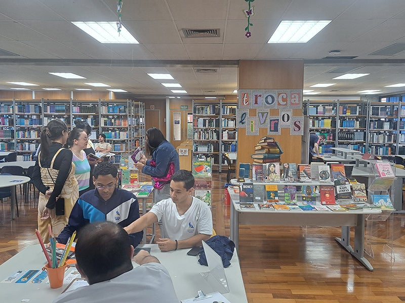 Troca de livros na biblioteca