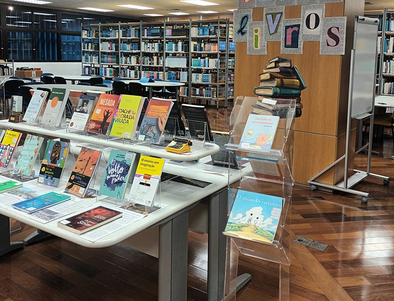 Troca de livros na biblioteca